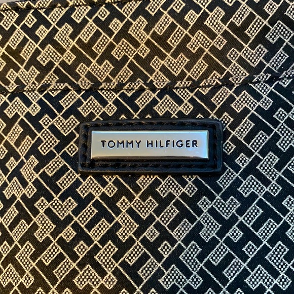 Tommy Hilfiger wristlet clutch - Picture 4 of 6